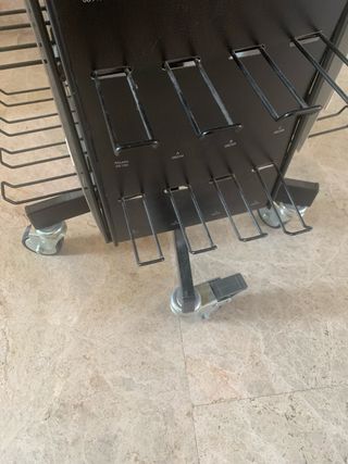 Estanteria ruedas. Expositor tienda