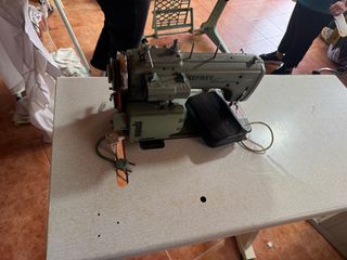 Máquina de Coser Refrey con Mesa 