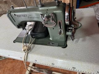 Máquina de Coser Refrey con Mesa 