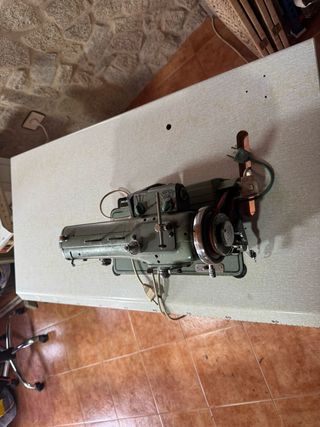 Máquina de Coser Refrey con Mesa 