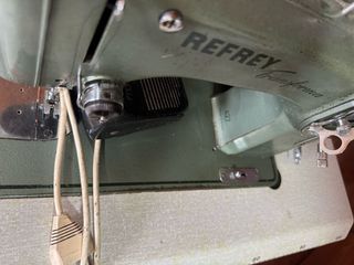 Máquina de Coser Refrey con Mesa 