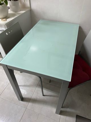 *** MESA DE CRISTAL EXTENSIBLE  y REGALO SILLAS