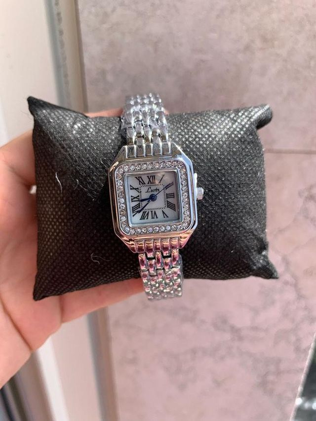 Orologgio Donna 
ri modello lussoso 