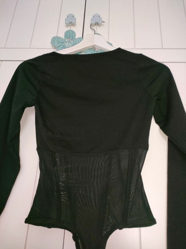 Body negro con transparencia y escote 
