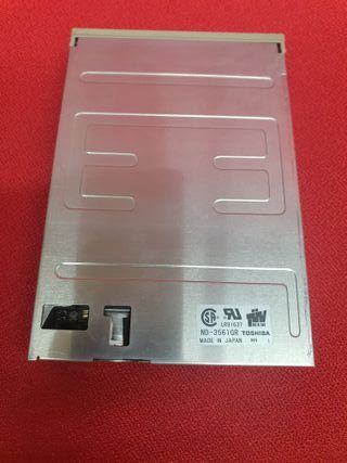 Disquetera 3,5 Toshiba ND-3561GR. Made in Japan.