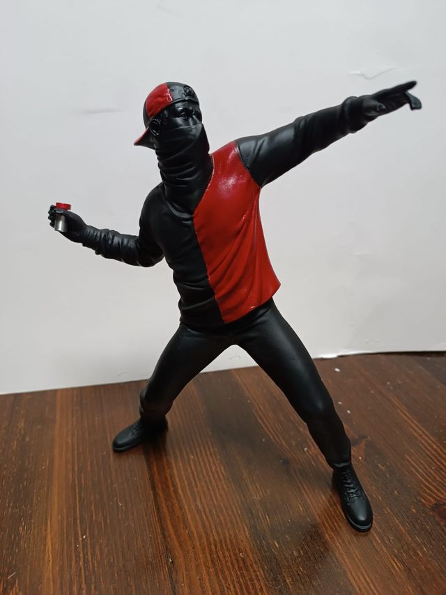 Statua bansky rosso nero Milan