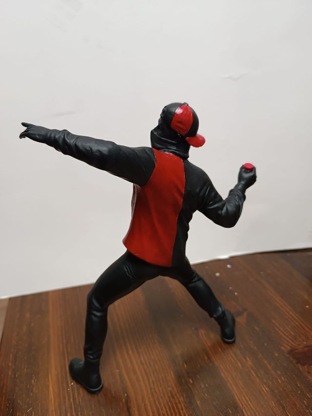 Statua bansky rosso nero Milan