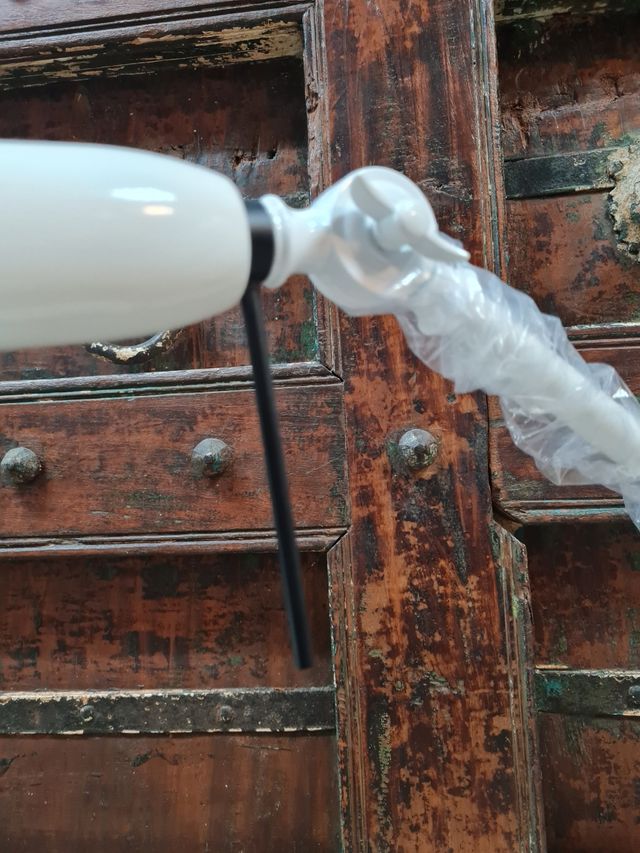 Lámpara sobre mesa articulada