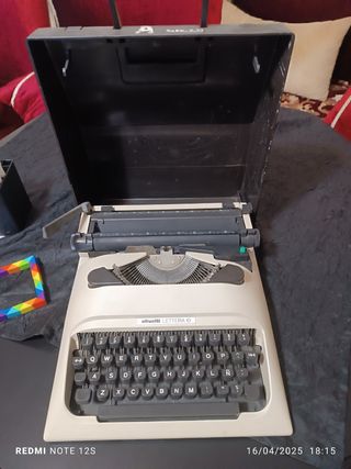 Maquina de escribir Olivetti lettera 10