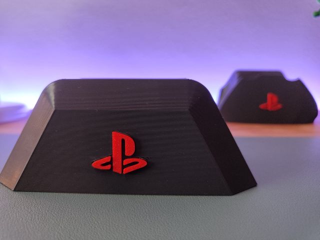 Soporte mando PS5 minimalista