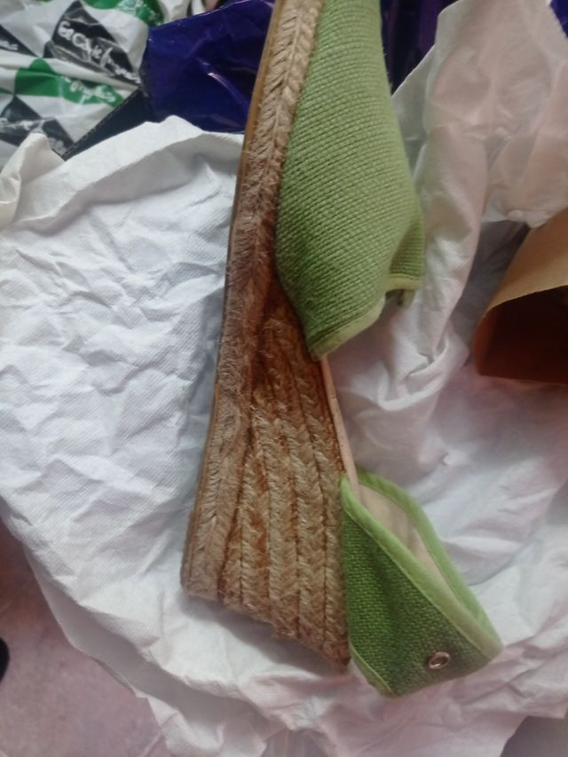 Sandalia verde de esparto