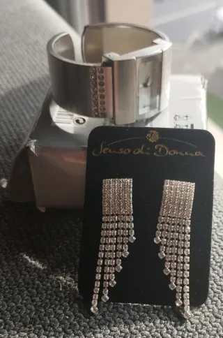 Reloj y pendientes plateados