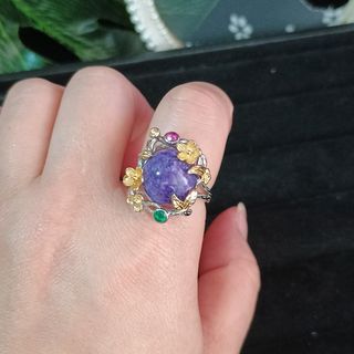 Anillo de plata con cuentas de charoíta