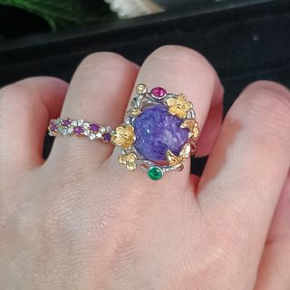 Anillo de plata con cuentas de charoíta