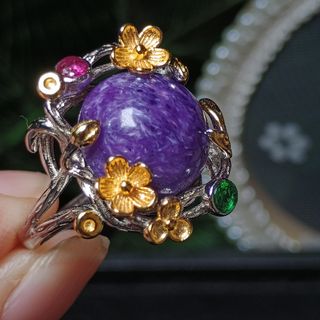 Anillo de plata con cuentas de charoíta