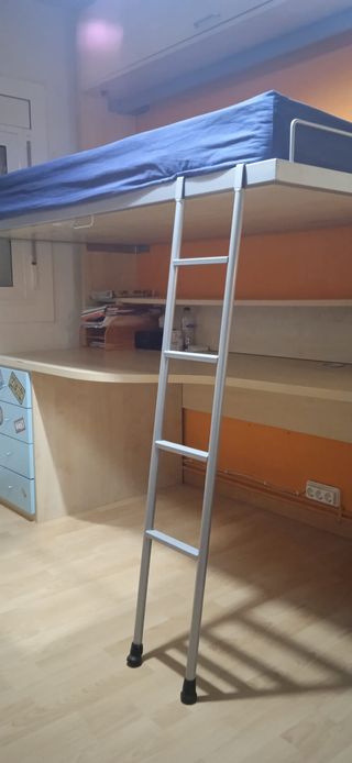 CONJUNTO DE CAMA PLEGABLE Y MESA, CON CAJONES