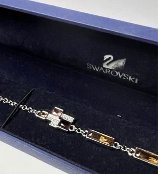 Pulsera marca Swarovski en su caja