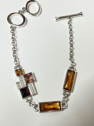 Pulsera marca Swarovski en su caja