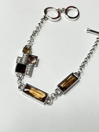 Pulsera marca Swarovski en su caja