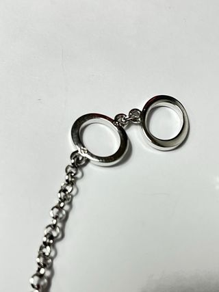 Pulsera marca Swarovski en su caja