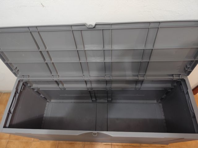 Un baúl de plástico de almacenamiento