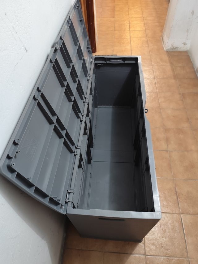 Un baúl de plástico de almacenamiento