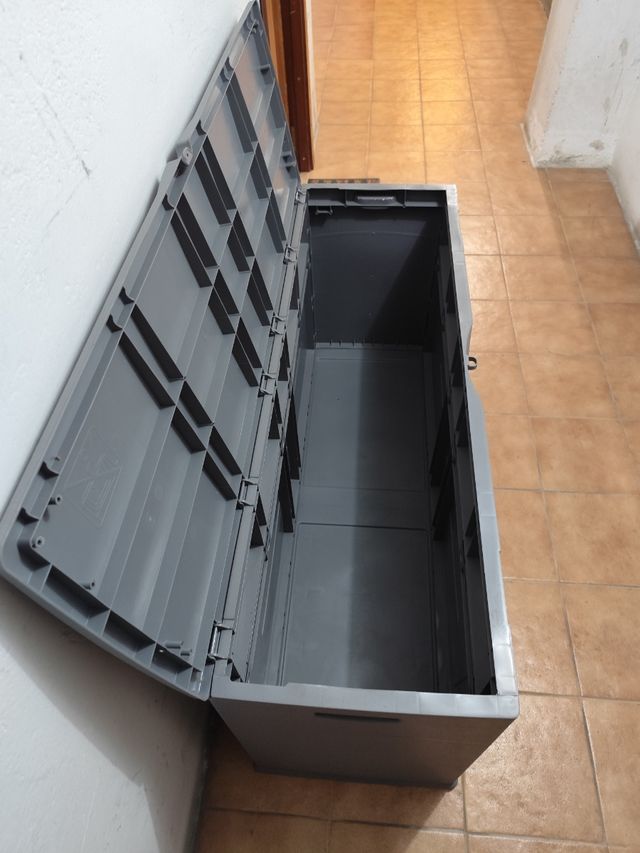 Un baúl de plástico de almacenamiento