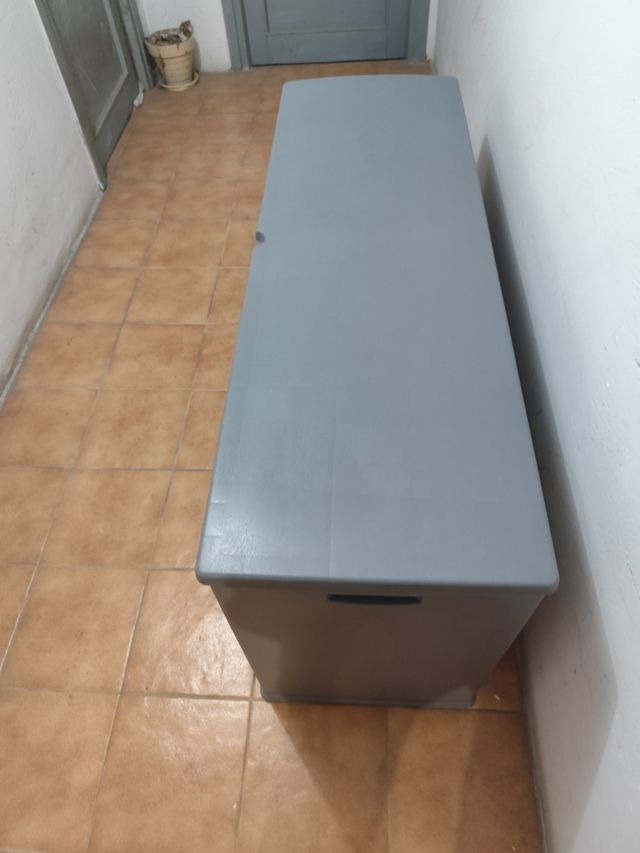 Un baúl de plástico de almacenamiento