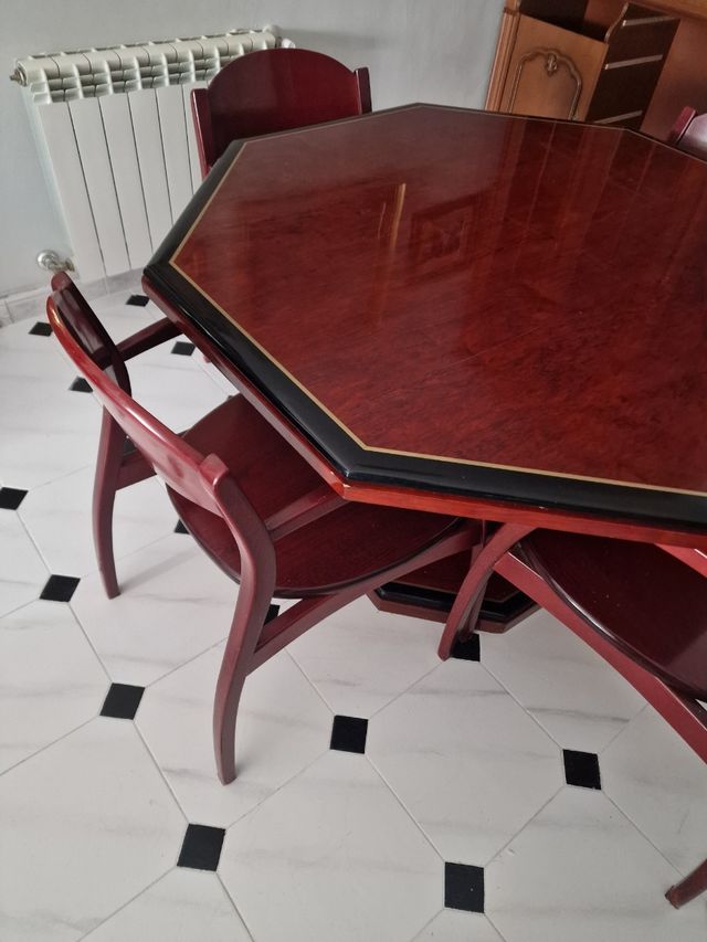 Mesa y cuatro sillas