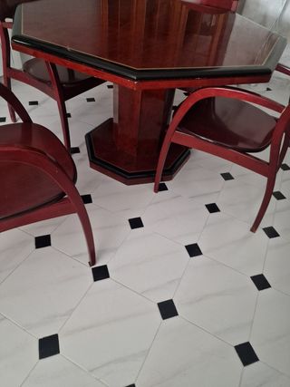 Mesa y cuatro sillas