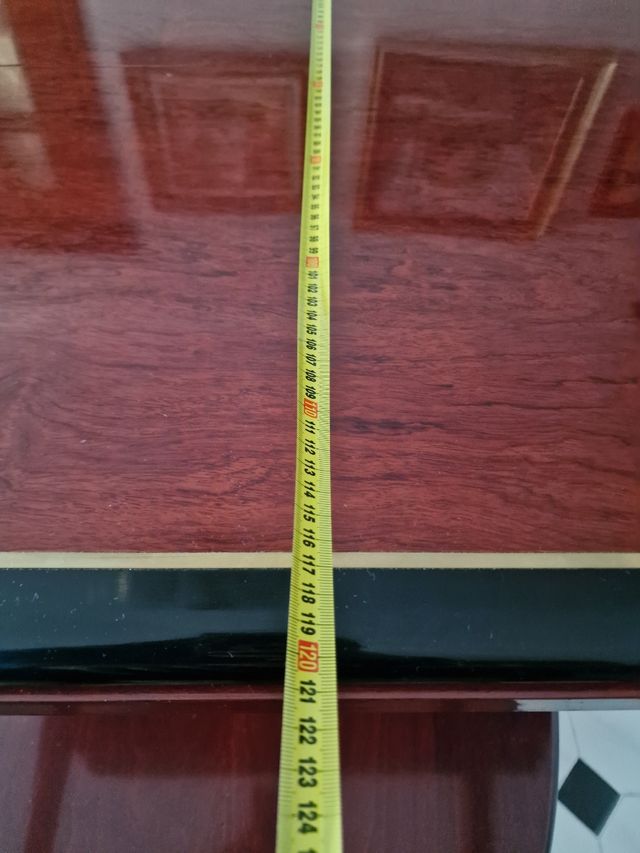 Mesa y cuatro sillas