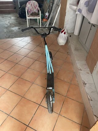 patinete azul grande