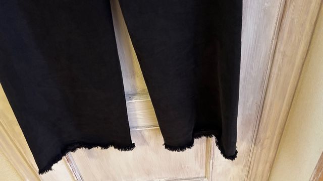 Vaquero recto pierna ancha y desflecado de abajo.