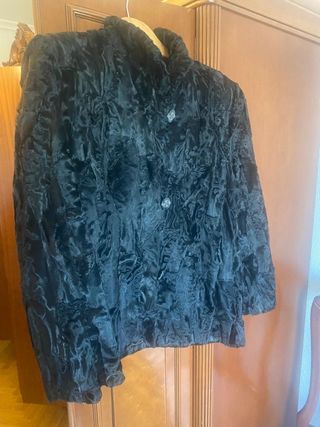 Chaquetón de garras de astrakán. Negro.