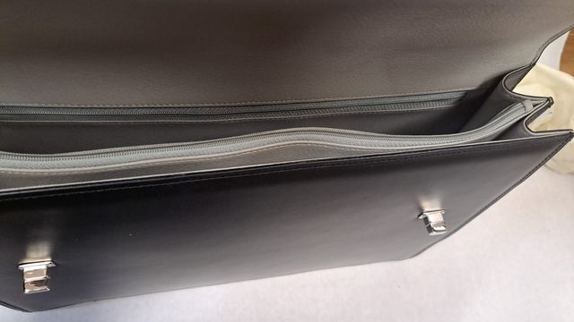 Maletín negro de piel de Busquets