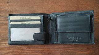 Cartera de piel negra nueva estrenar. Ideal regalo