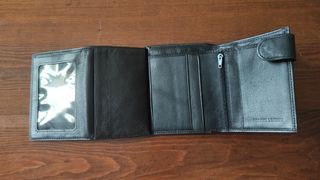 Cartera de piel negra nueva estrenar. Ideal regalo