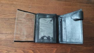 Cartera de piel negra nueva estrenar. Ideal regalo