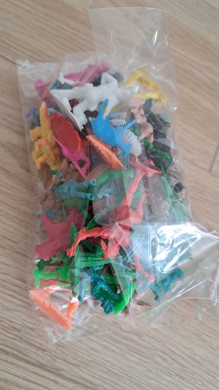 Muñecos indios y vaqueros, etc