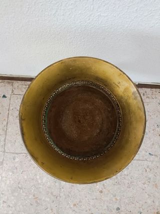 Macetero vintage de latón dorado con pie
