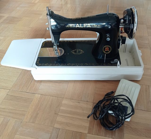 Maquina de coser Alpha años 50