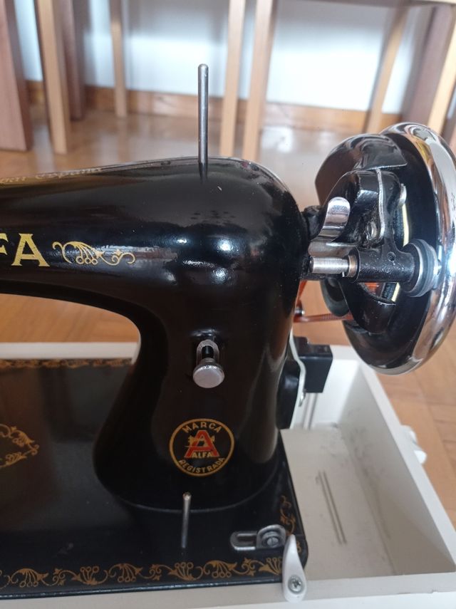 Maquina de coser Alpha años 50