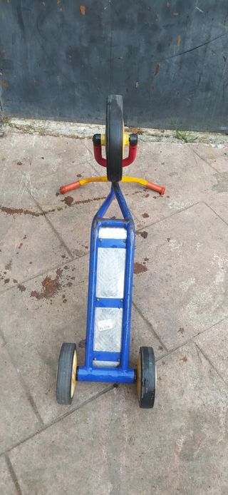 Patinete triciclo antiguo...buen estado 