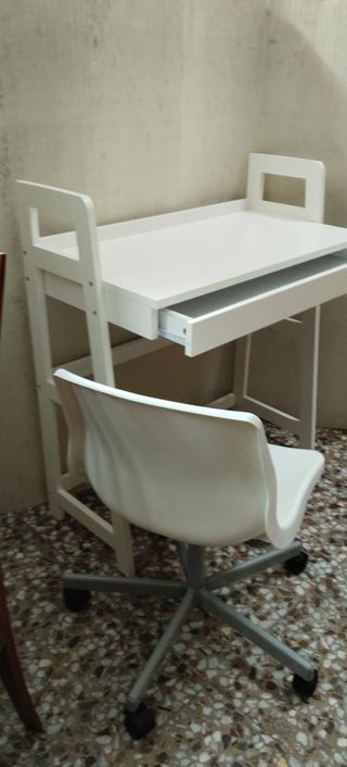 Escritorio herning JYSK con silla 