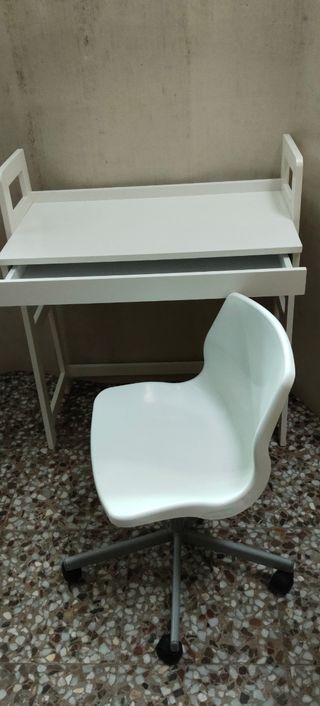 Escritorio herning JYSK con silla 