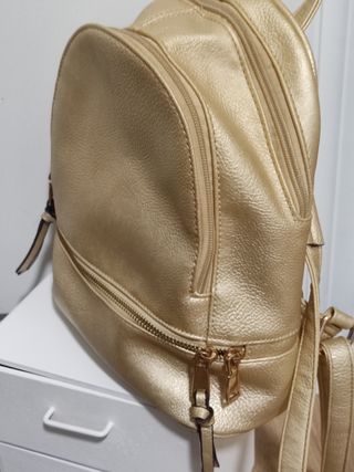 Bolso mochila piel dorada