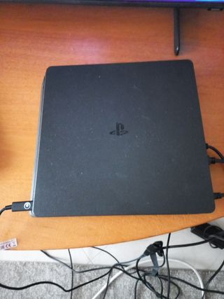 Ps4 slim con 2 mandos y 6 juegos