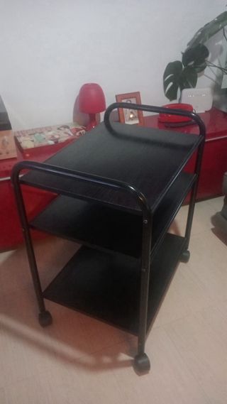 Camarera negra de madera con ruedas 