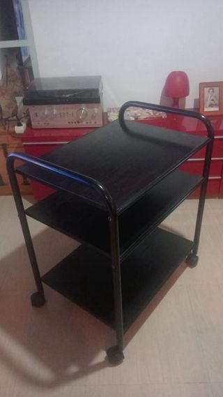 Camarera negra de madera con ruedas 