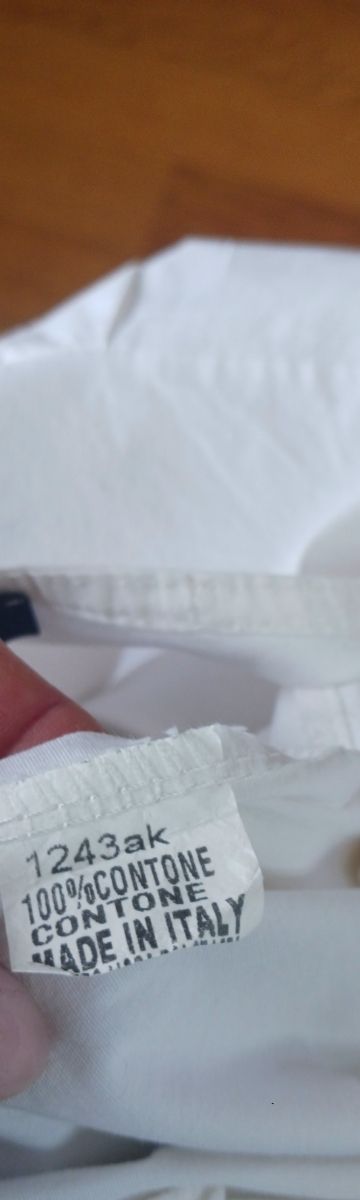 Top nero con fiorellini bianchi